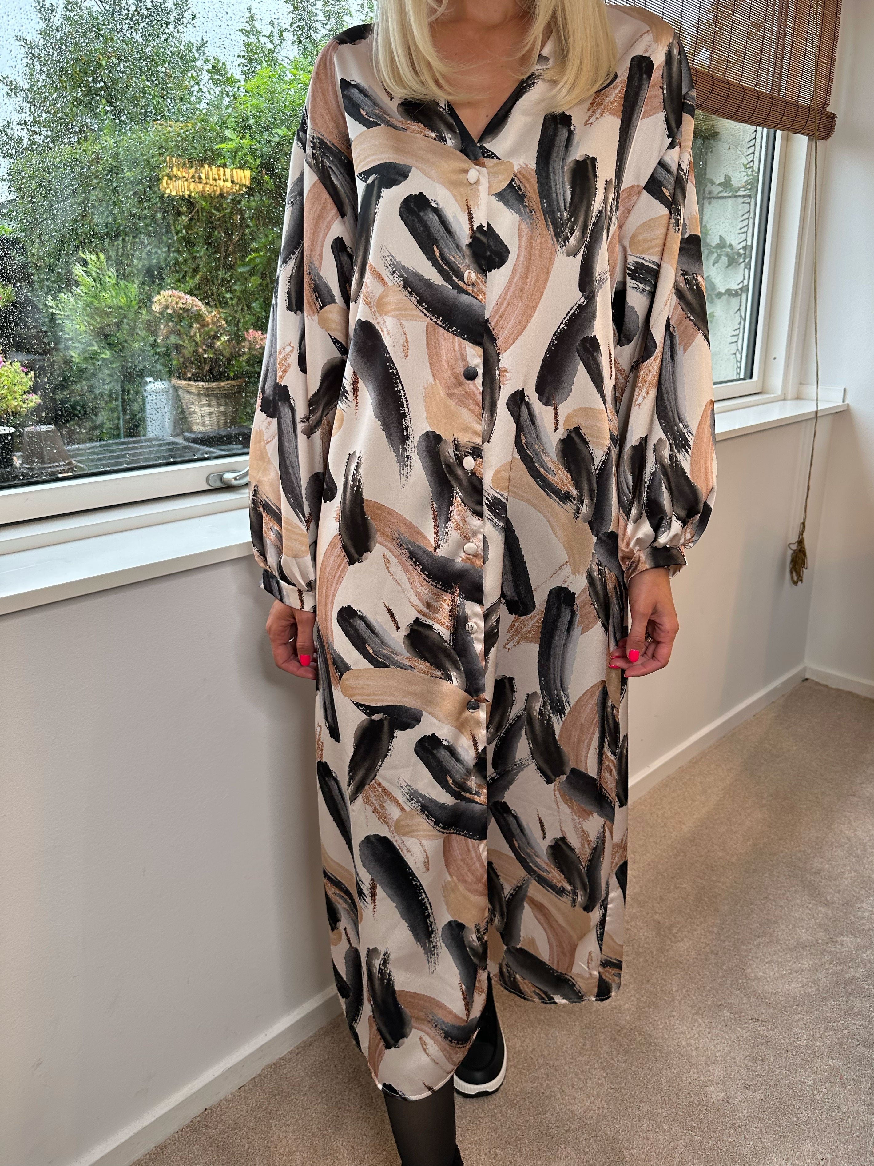 Ivanna - Lång mönstrad tunikaklänning i silkeslook